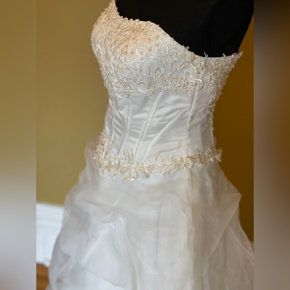 Wedding gown - Picture 8 of 9